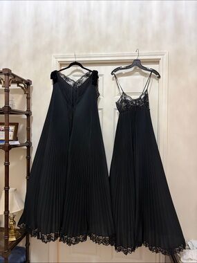 Lucie Ann Black Lace-Trim Pleated Robe and gown Set size P